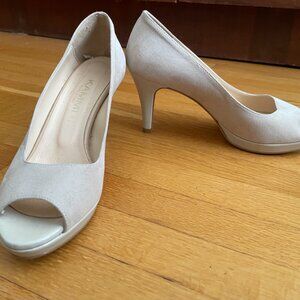 Light beige suede open-toe pumps by KAMMI